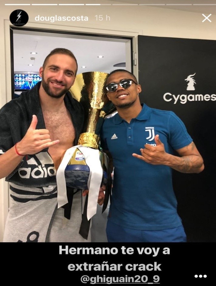 Saluti Douglas Costa a Higuain
